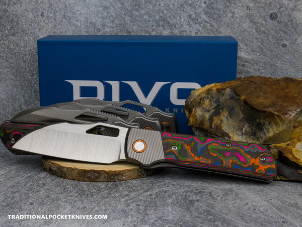Divo Knives Stout V2: Righty - CamoCarbon 80's / Belt Satin - C