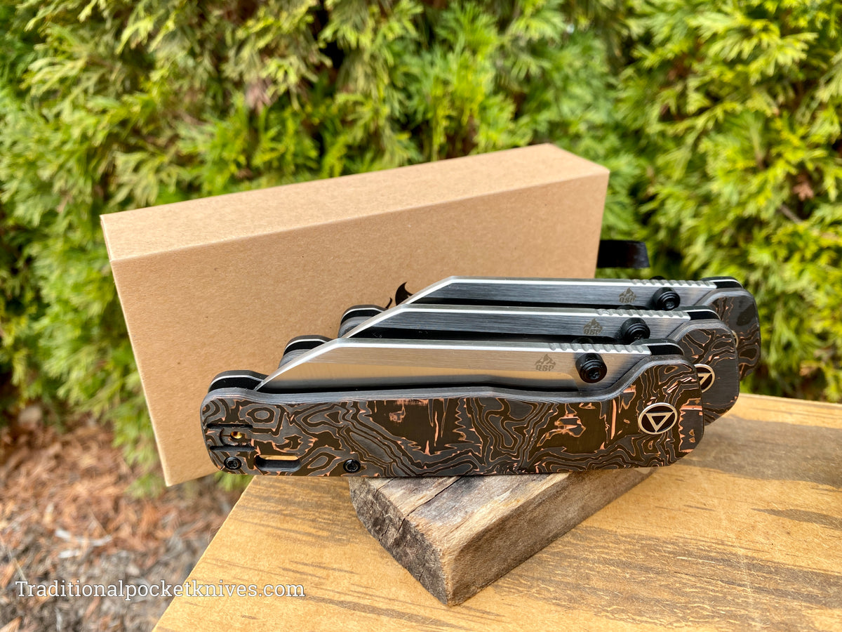 QSP Penguin Plus Knife QS130XL-E1 Copper Foil Carbon Fiber / Black Titanium Stonewashed 20CV Steel