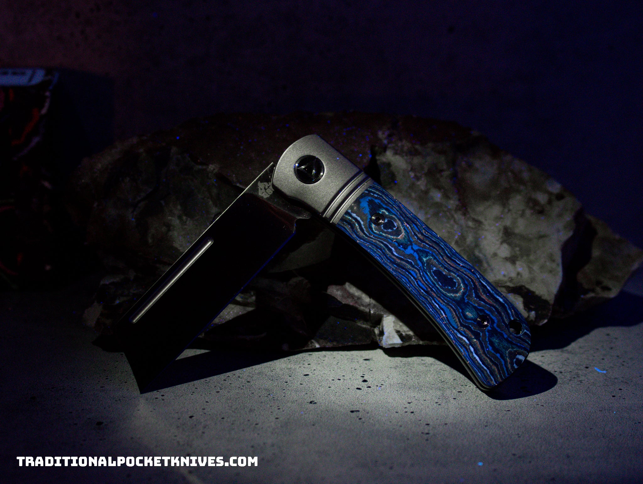 QSP Exclusive Hedgehog Knife QS142 CamoCarbon 90's M390 - C