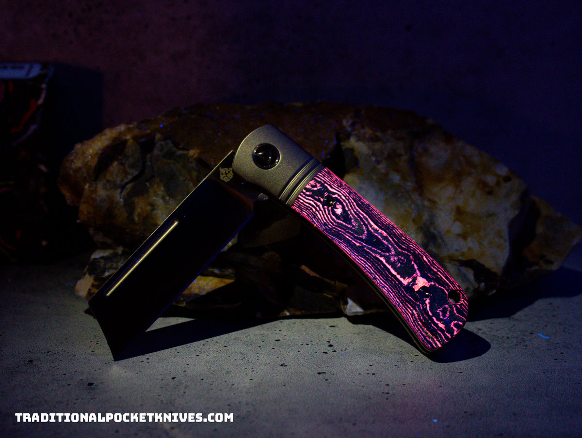QSP Exclusive Hedgehog Knife QS142 CamoCarbon Fluorescent Pink M390