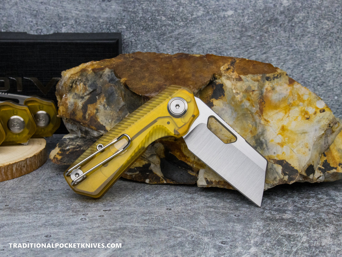 Divo Knives Exclusive Nip Lite &quot;Smooth Piss&quot; Ultem 154CM Belt Satin