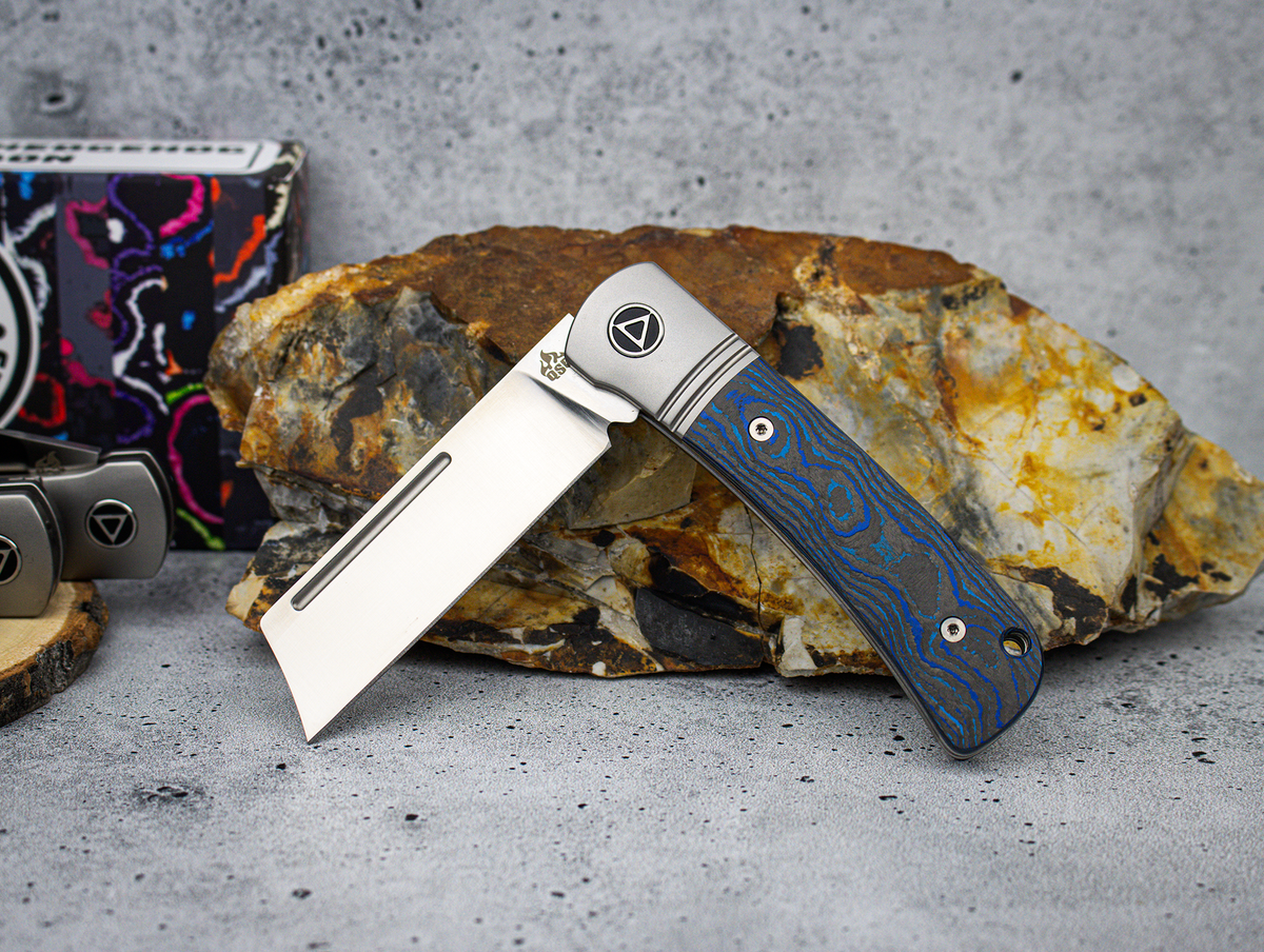 QSP Exclusive Hedgehog Knife QS142 CamoCarbon Pacific Blue M390