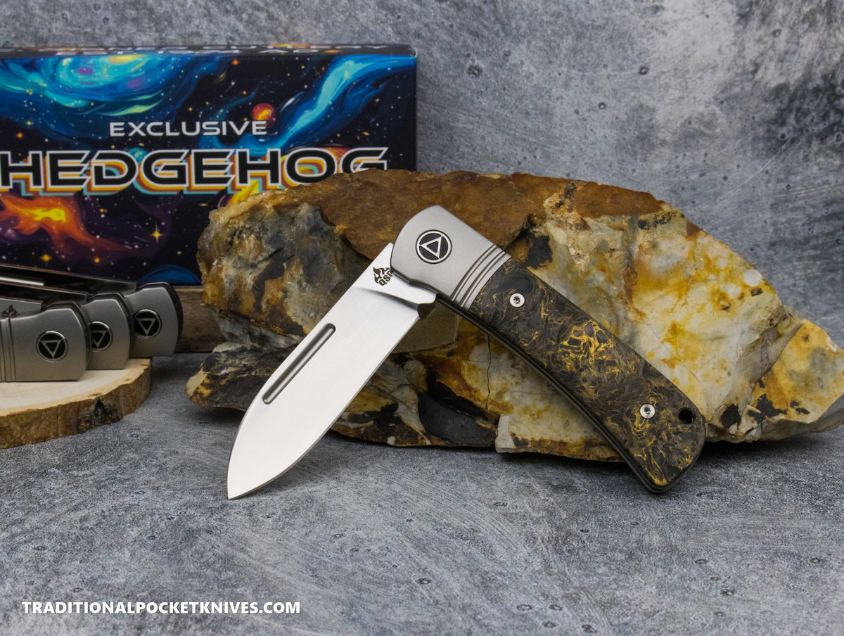 QSP Exclusive Hedgehog Knife QS142SP: Fat Carbon Dark Matter Gold S90V Spearpoint