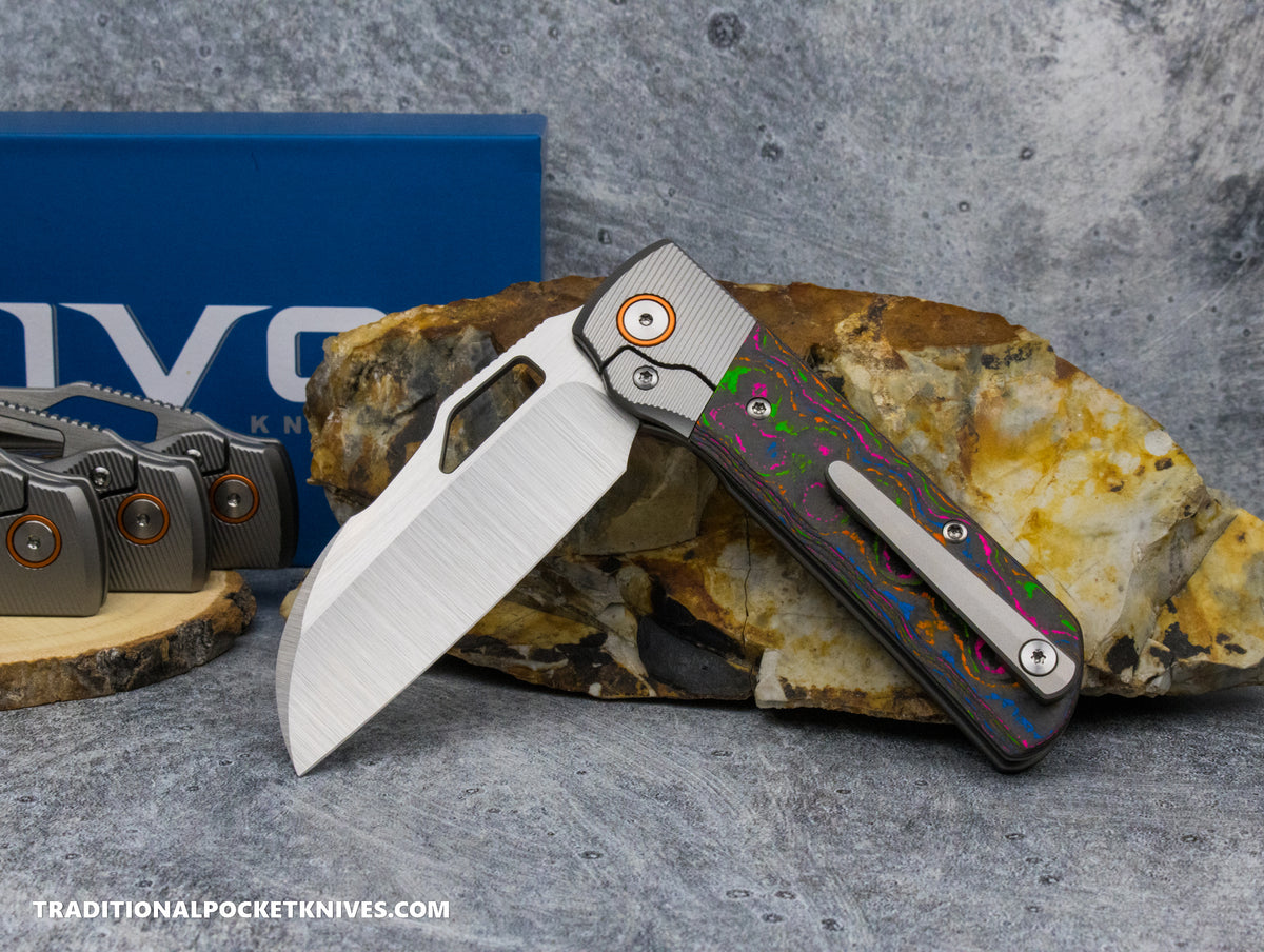 Divo Knives Stout V2: Lefty - CamoCarbon 80&#39;s / Belt Satin