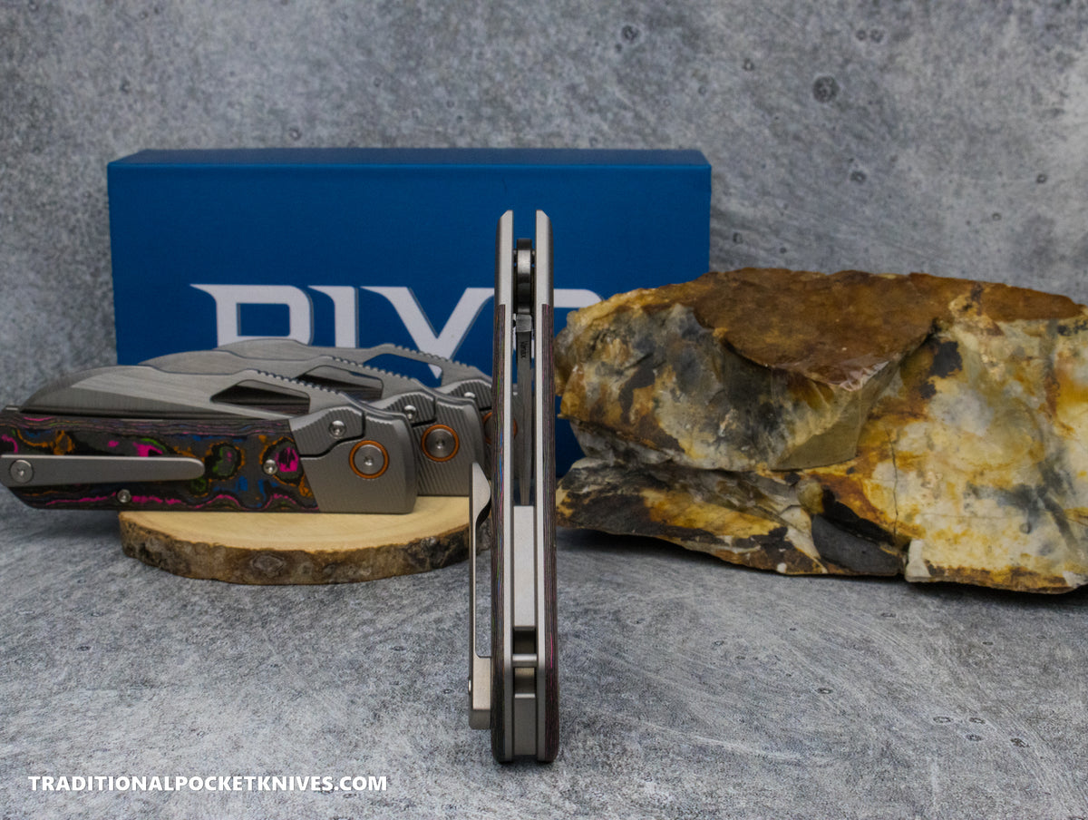 Divo Knives Stout V2: Lefty - CamoCarbon 80&#39;s / Belt Satin