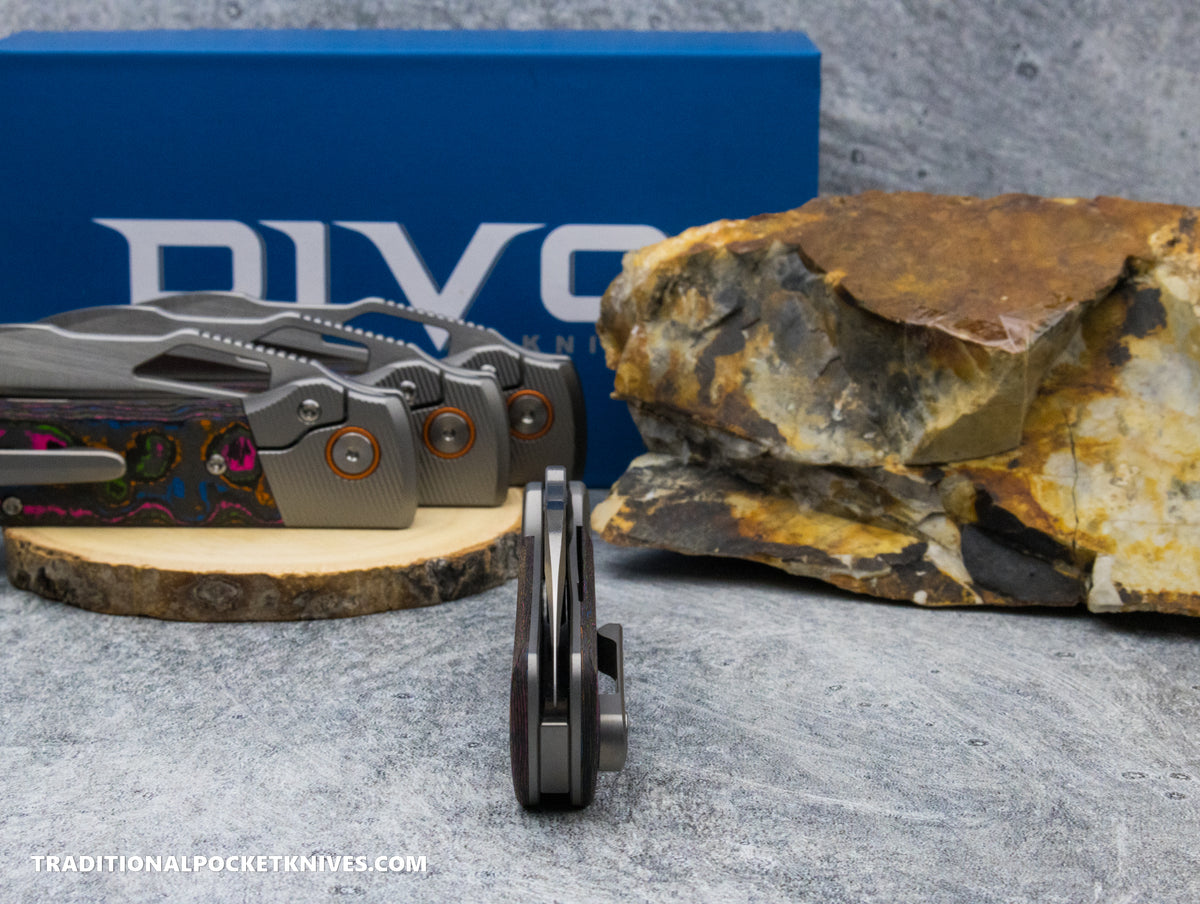Divo Knives Stout V2: Lefty - CamoCarbon 80&#39;s / Belt Satin