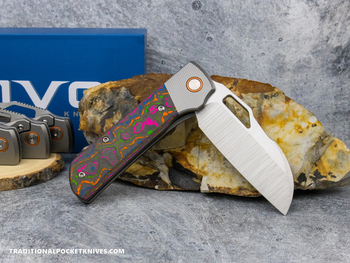 Divo Knives Stout V2: Lefty - CamoCarbon 80&#39;s / Belt Satin