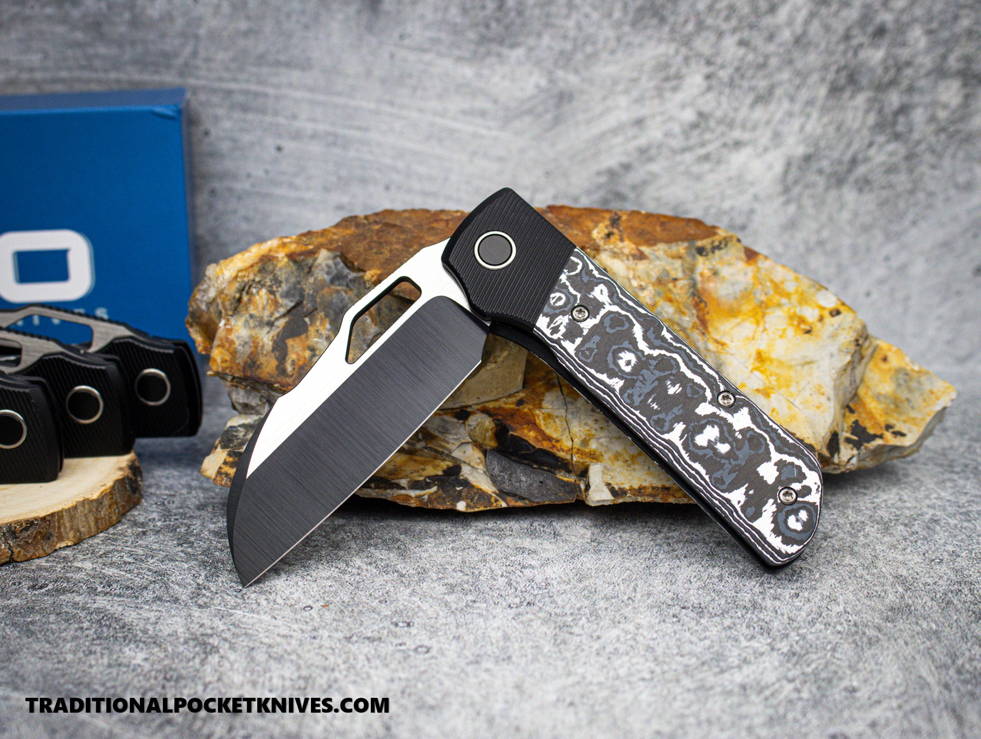 Divo Knives Stout V2: Righty - Fat Carbon White Storm / Two Tone DLC Belt Satin