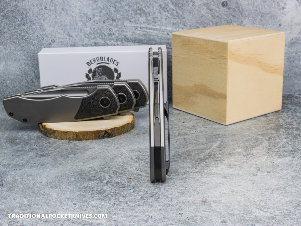 BergBlades Tick : Sandblast Stonewashed Titanium Fat Carbon Black Dunes Inlay : Sandblast Stonewashed S90V