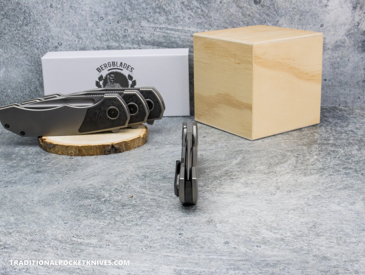 BergBlades Tick : Sandblast Stonewashed Titanium Fat Carbon Black Dunes Inlay : Sandblast Stonewashed S90V