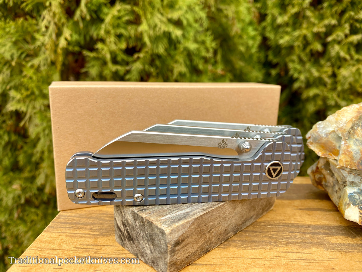 QSP Penguin Knife QS130-RFRG1 Blue Titanium Frag 154CM