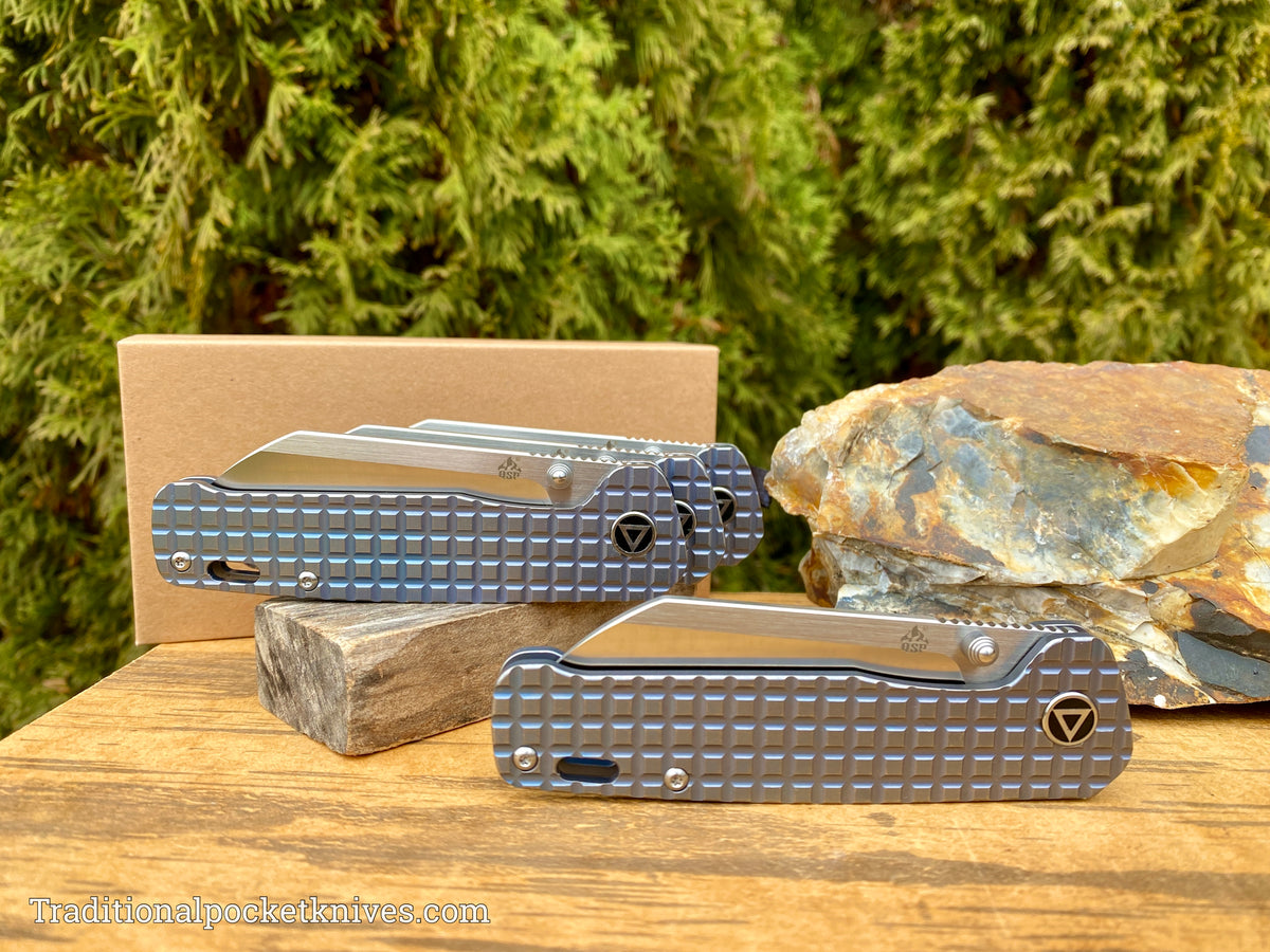 QSP Penguin Knife QS130-RFRG1 Blue Titanium Frag 154CM