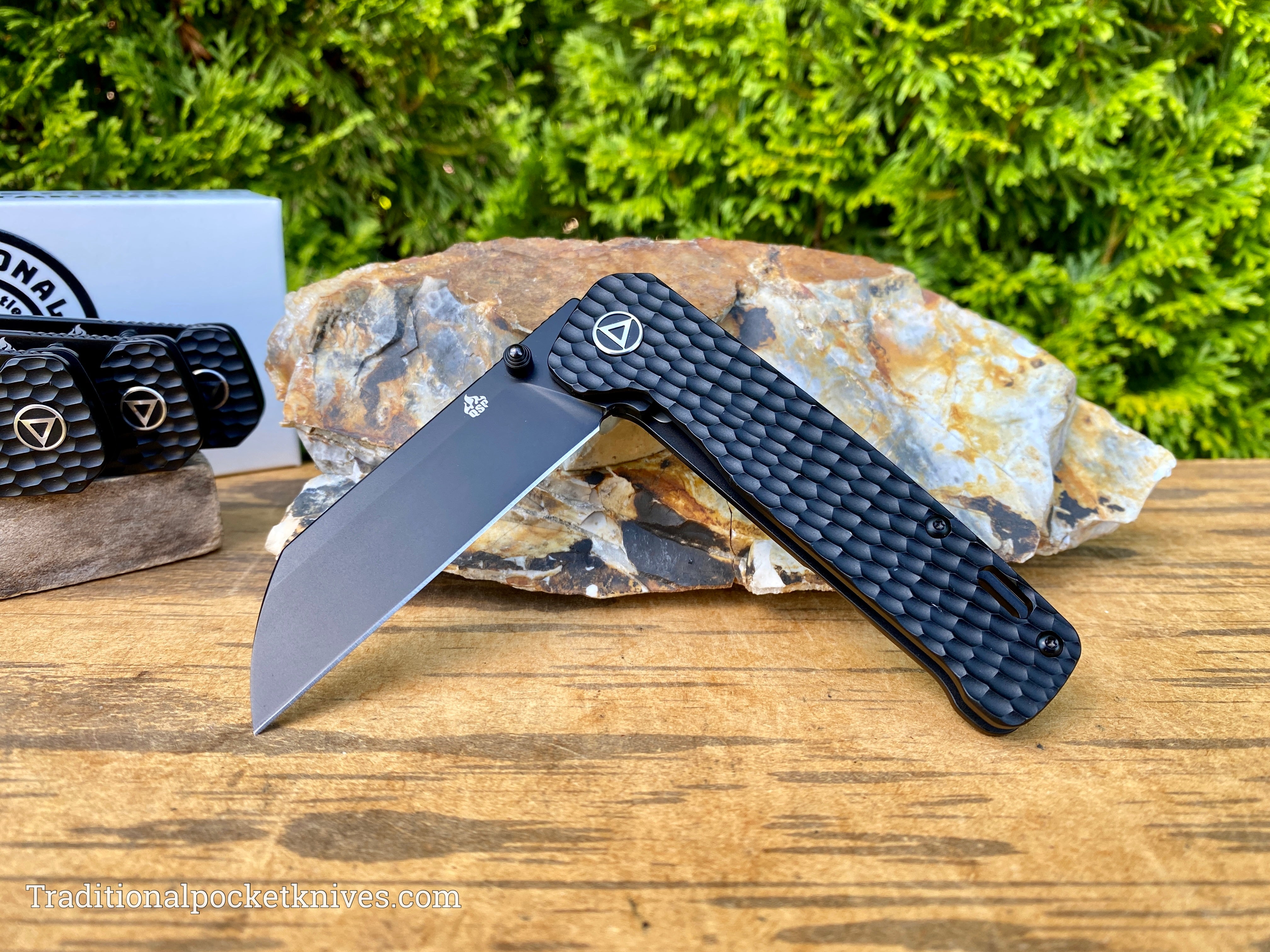 QSP Exclusive Penguin Knife QS130 Black Jigged Titanium M390 - C 