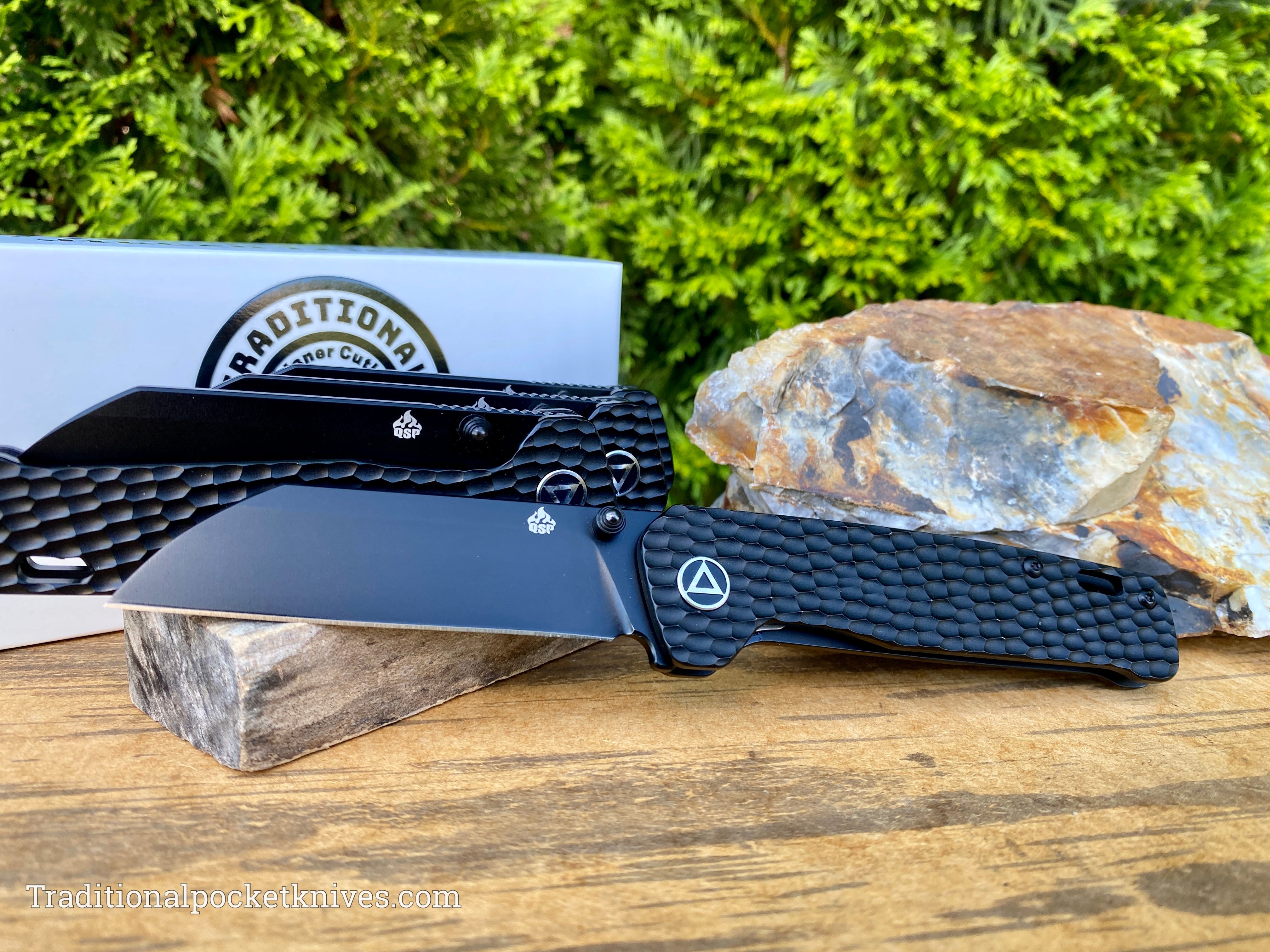 QSP Exclusive Penguin Knife QS130 Black Jigged Titanium M390 - C 