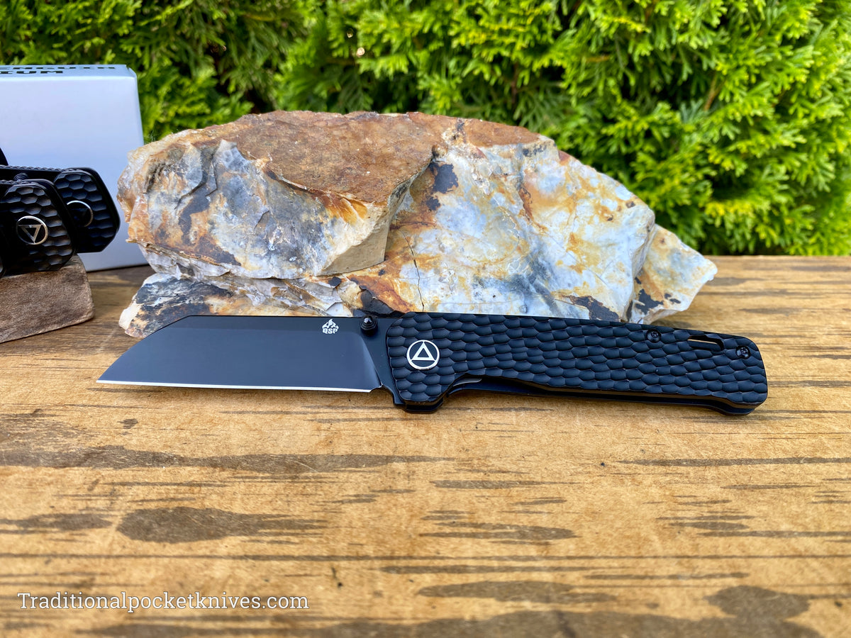 QSP Exclusive Penguin Knife QS130 Black Jigged Titanium M390