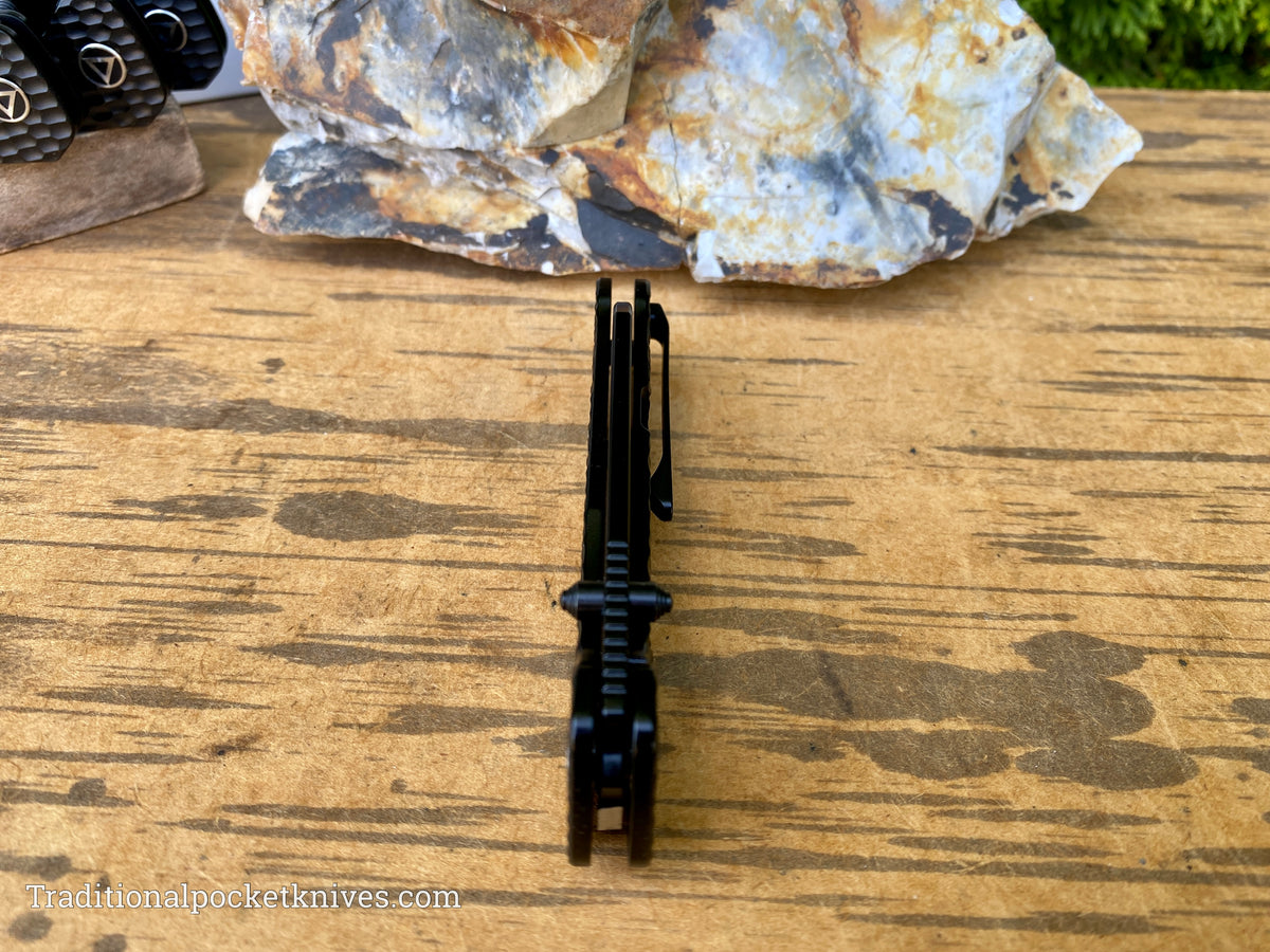 QSP Exclusive Penguin Knife QS130 Black Jigged Titanium M390