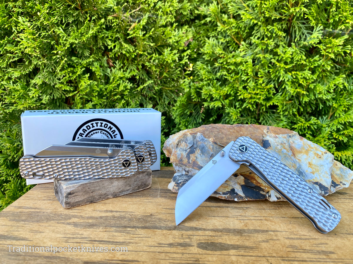 QSP Exclusive Penguin Knife QS130 Gray Jigged Titanium M390