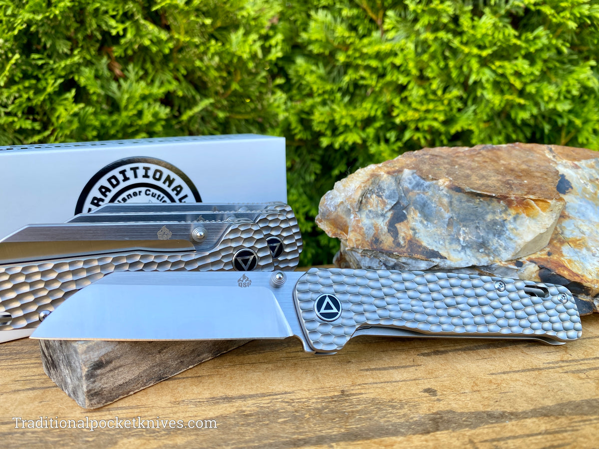QSP Exclusive Penguin Knife QS130 Gray Jigged Titanium M390